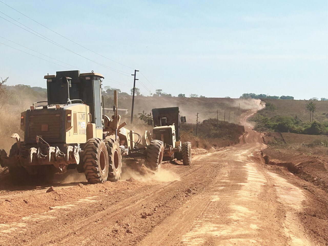 Prefeitura de Alta Floresta faz trabalho de recuperação na MT-010.
