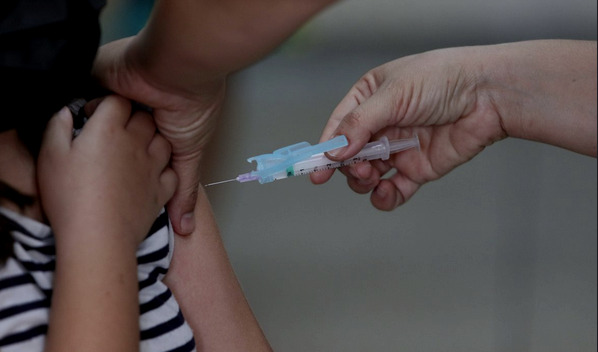 Não vacinados: Justiça obriga Nova Iorque a reintegrar funcionários demitidos