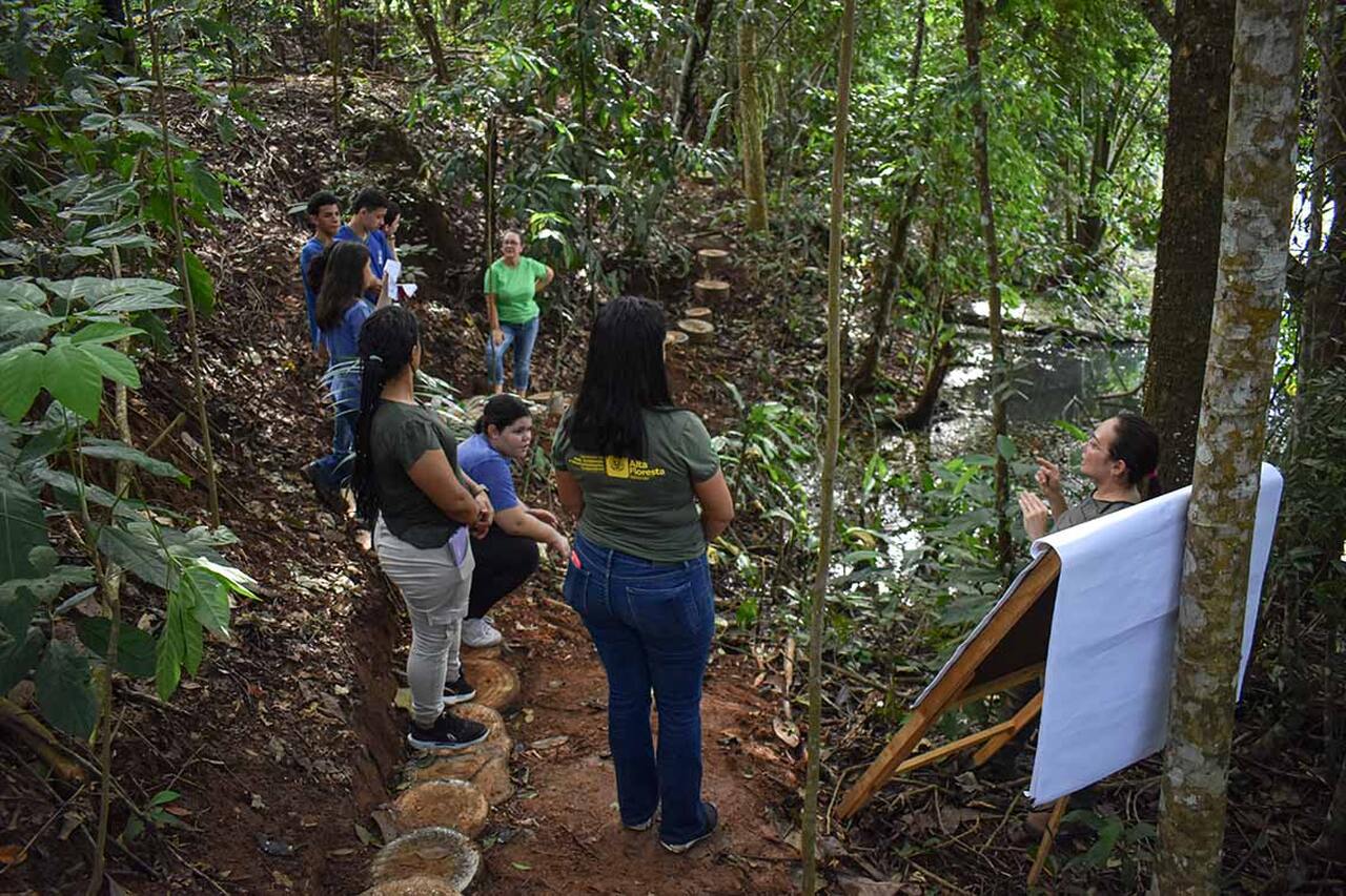 Nascente Tambaqui recebe ação de educação ambiental da Escola Marinês