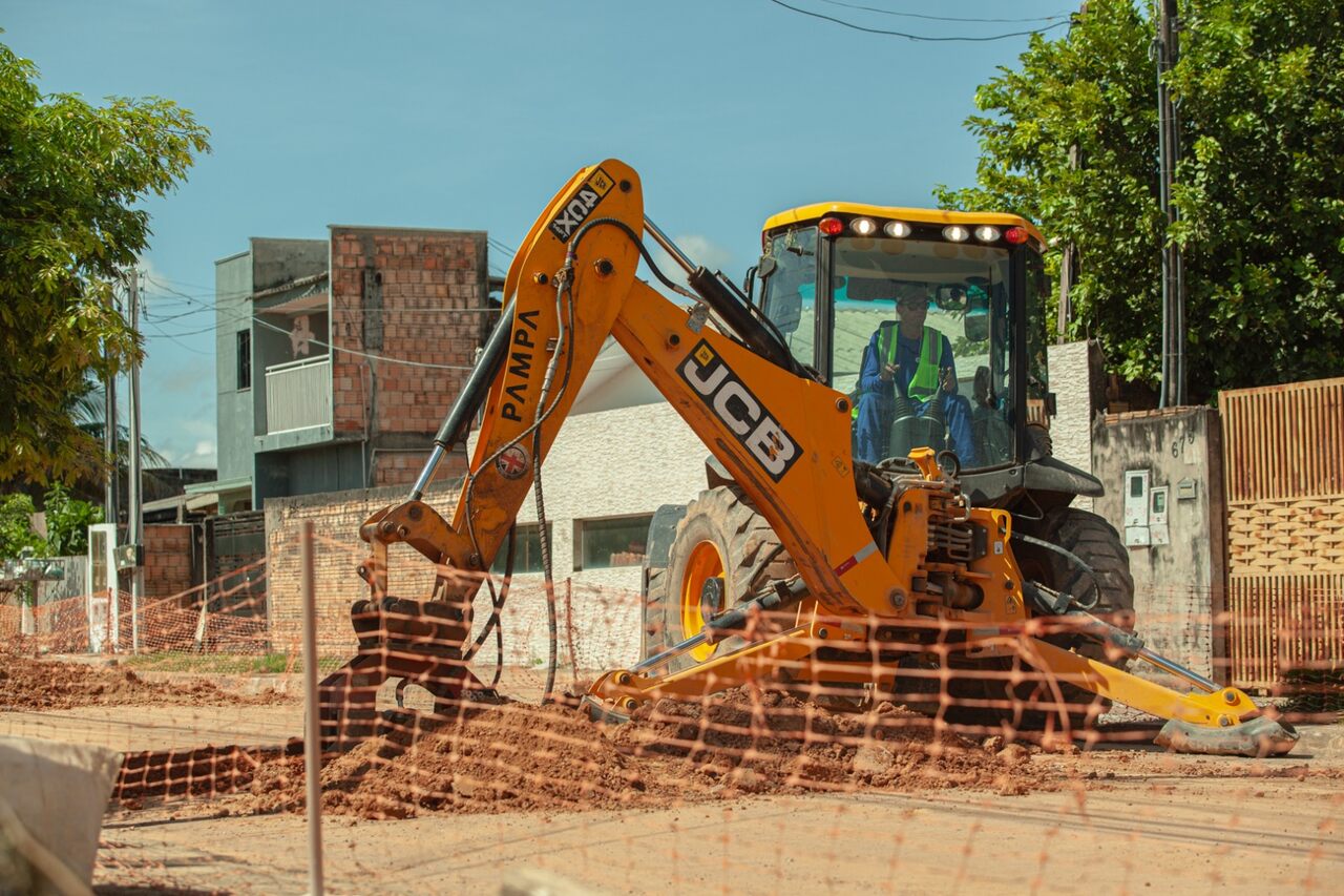 Obras de esgoto avançam no Setor Comercial de Sinop e devem beneficiar 1.800 moradores