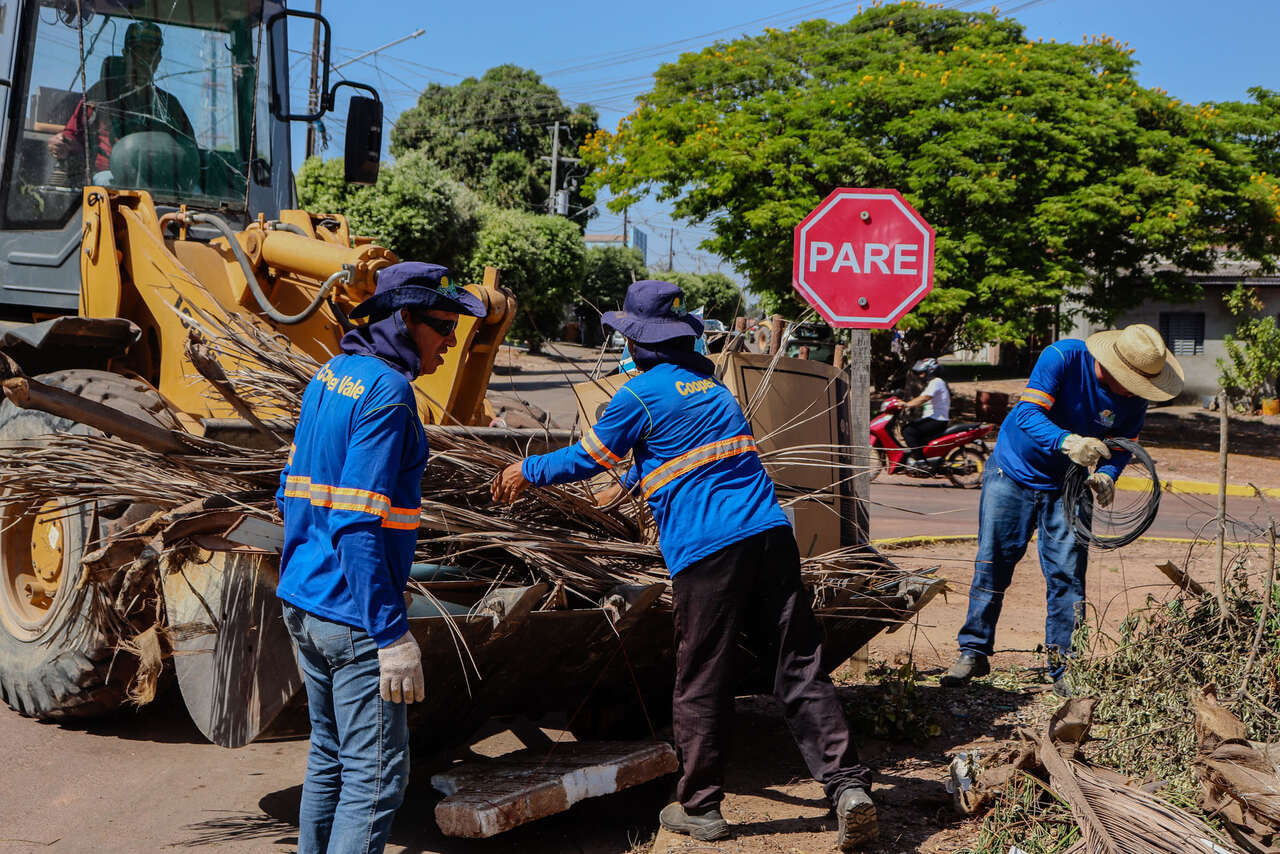 Prefeitura realiza grande limpeza no bairro Centro com recolhimento de inservíveis.