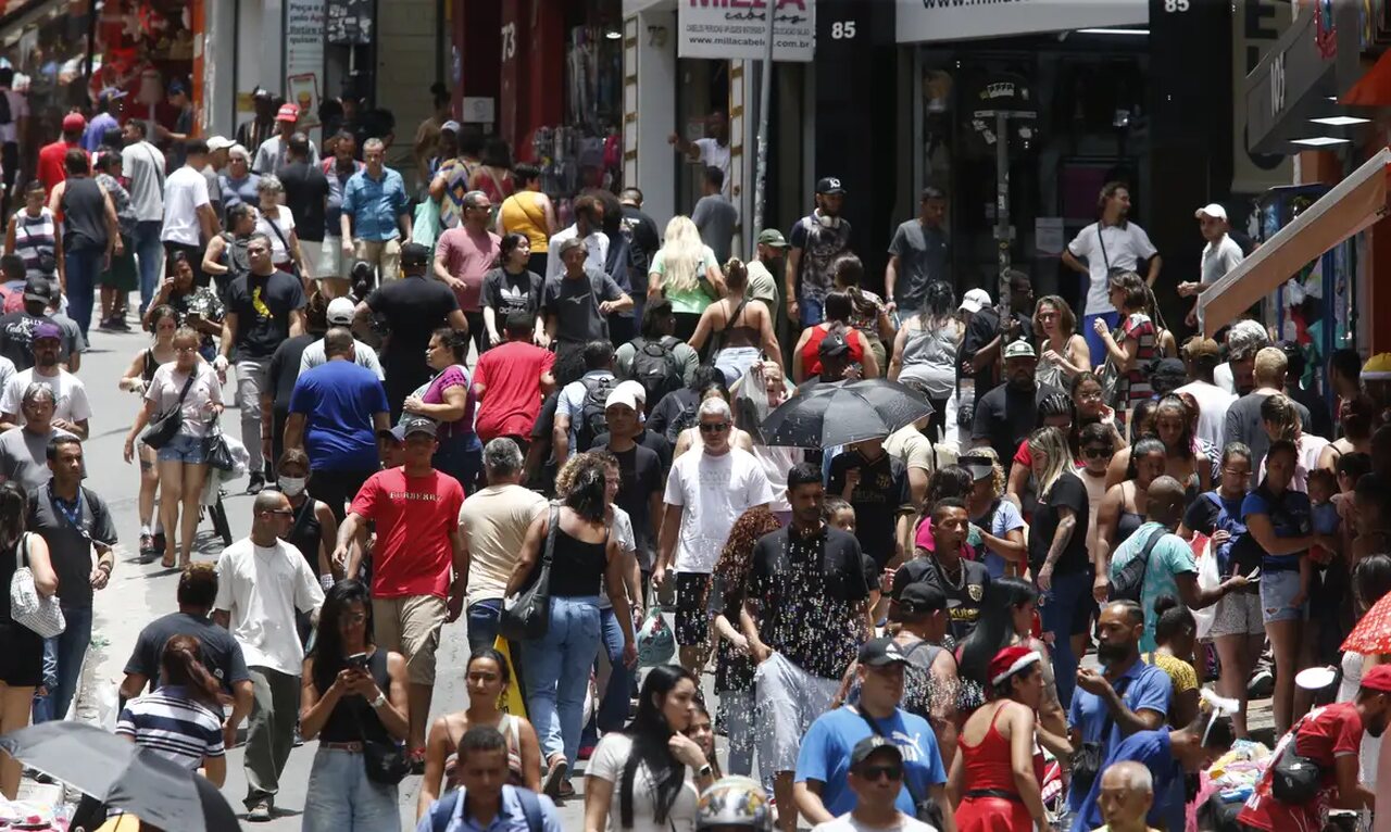 População brasileira chega a 213