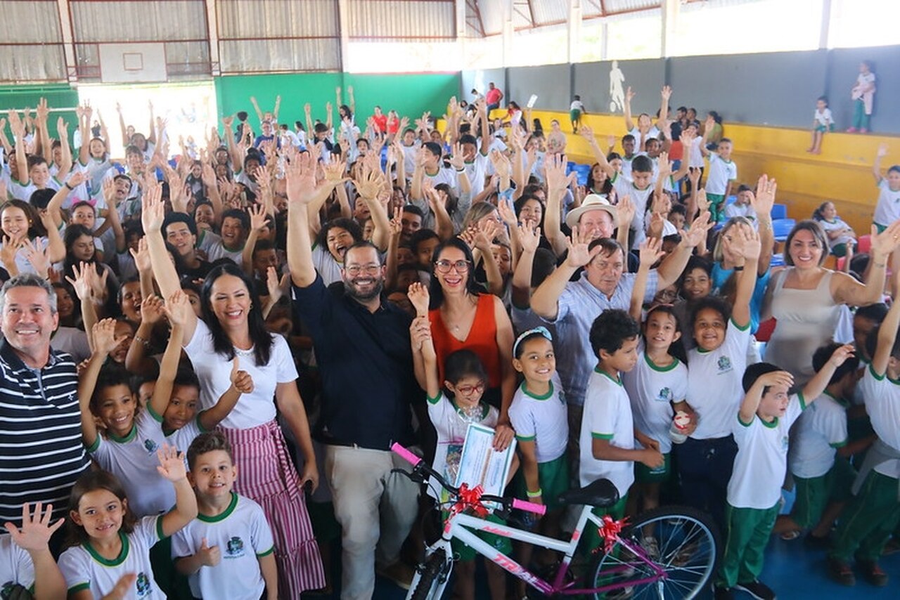 Festeja: Aluna da rede municipal conquista maior proficiência no Avalia MT e é homenageada pela Prefeitura de Sinop