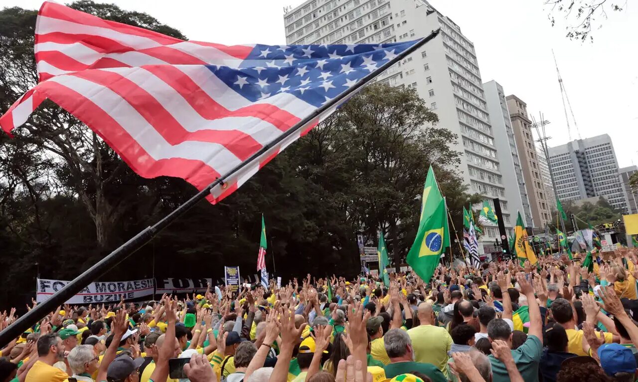 Bandeira dos EUA é novo símbolo da direita brasileira