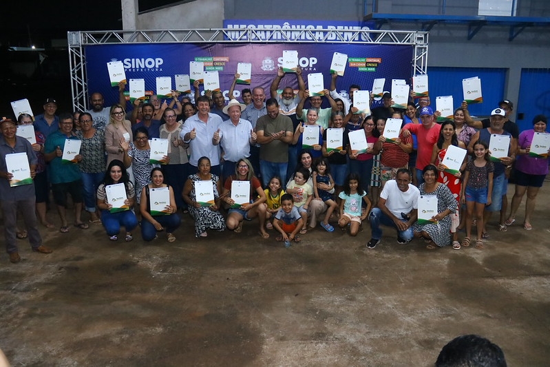 Prefeito entrega 78 escrituras aos moradores da Comunidade Belo Ramo em Sinop