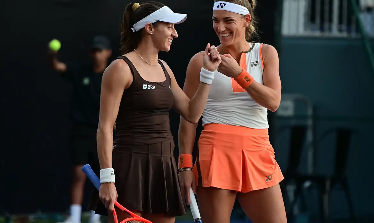 Dupla de Stefani vira sobre atual campeã e vai à semi do WTA Finals