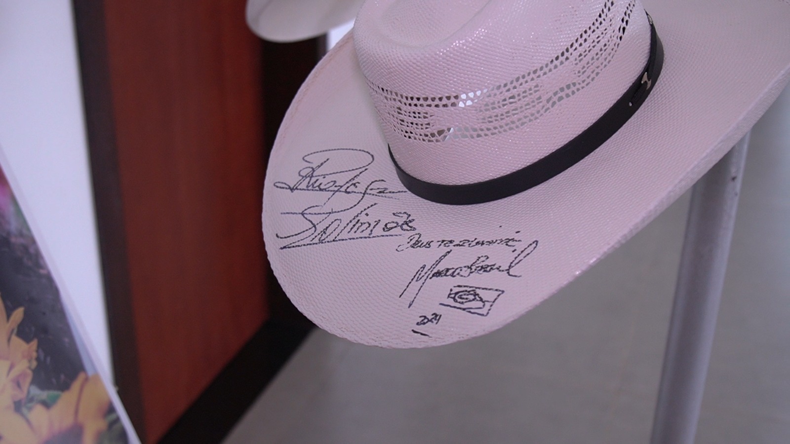 SOLIDARIEDADE: Gigantes do Sertanejo destinam chapéus autografados para Show do Bem  em Sinop