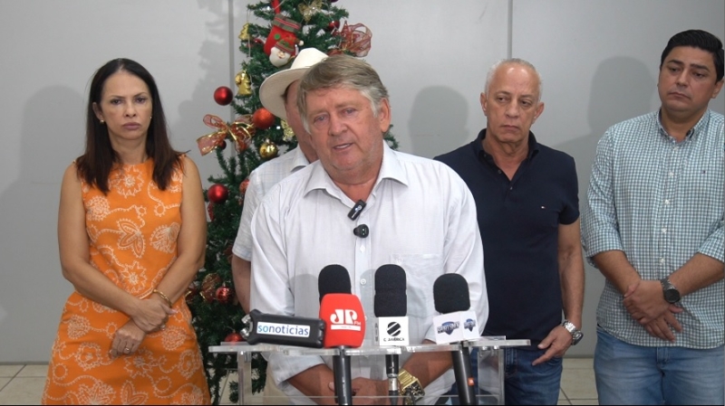 Prefeito Roberto Dorner anuncia aumento real no salário dos servidores e adicional de mais uma parcela do vale-alimentação