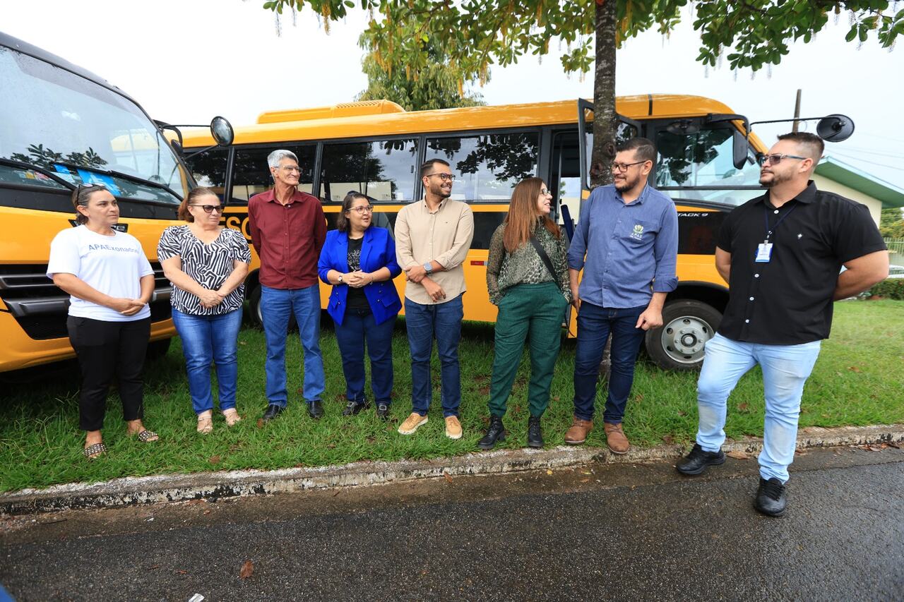 Prefeitura entrega dois ônibus novos para reforçar o atendimento da APAE e da Secretaria de Educação