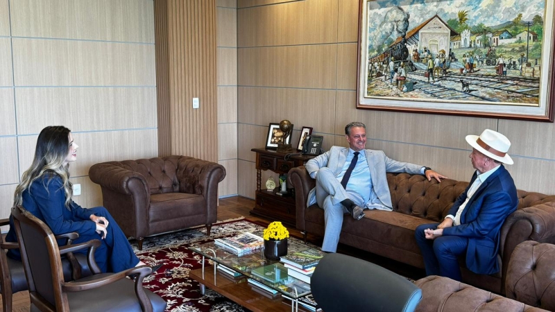 Prefeito articula em Brasília maquinários e construção de casas populares