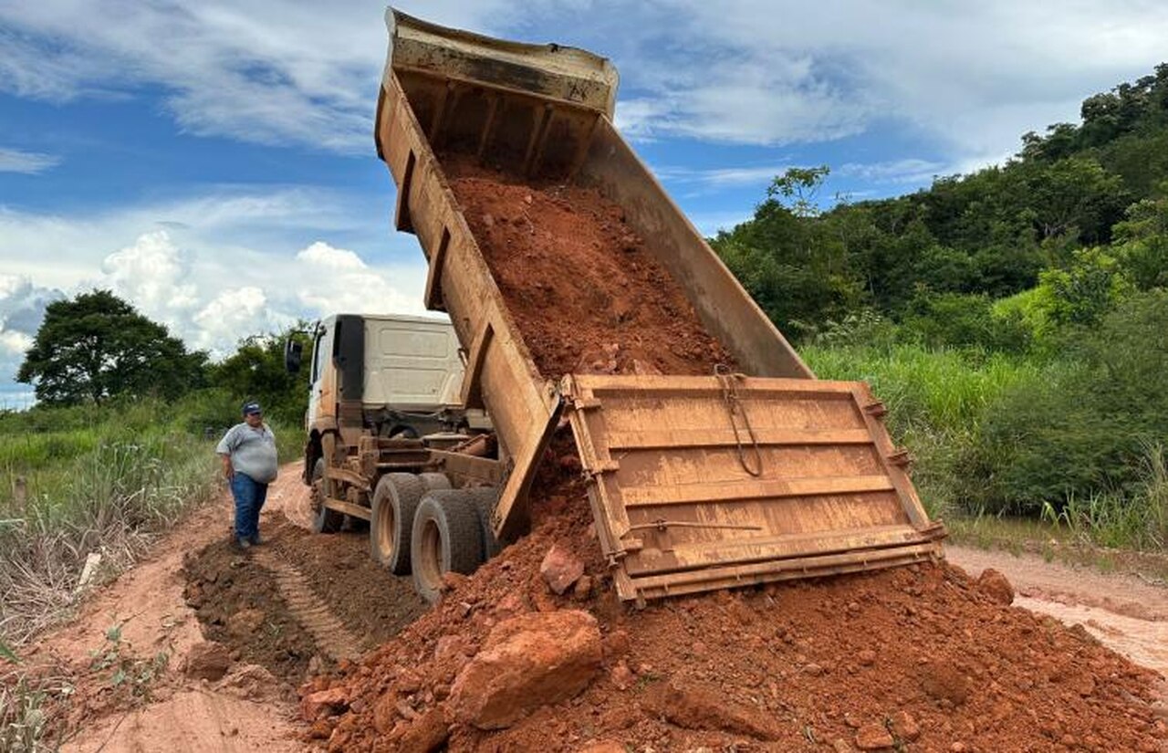 Prefeitura intensifica obras de cascalhamento e recuperação na estrada de acesso ao Pium