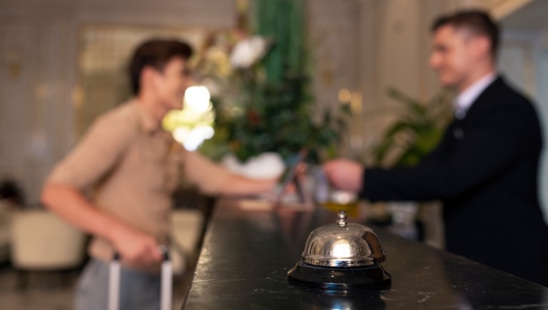 Prefeitura de Sinop orienta meios de hospedagem sobre uso da Ficha Nacional de Registro de Hóspedes Digital